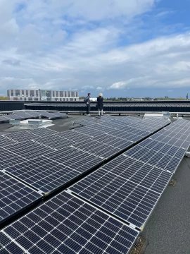 Image de toit avec des panneaux solaire